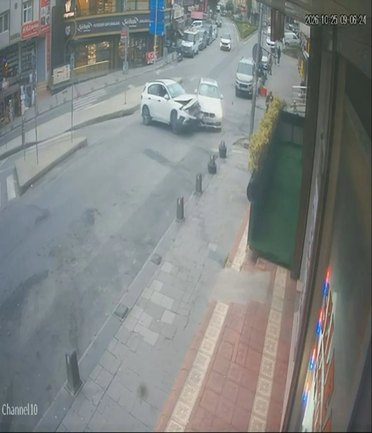 Arnavutköy'de iki otomobil çarpıştı, 1 kişi hafif yaralandı; kazayı kamera kaydetti