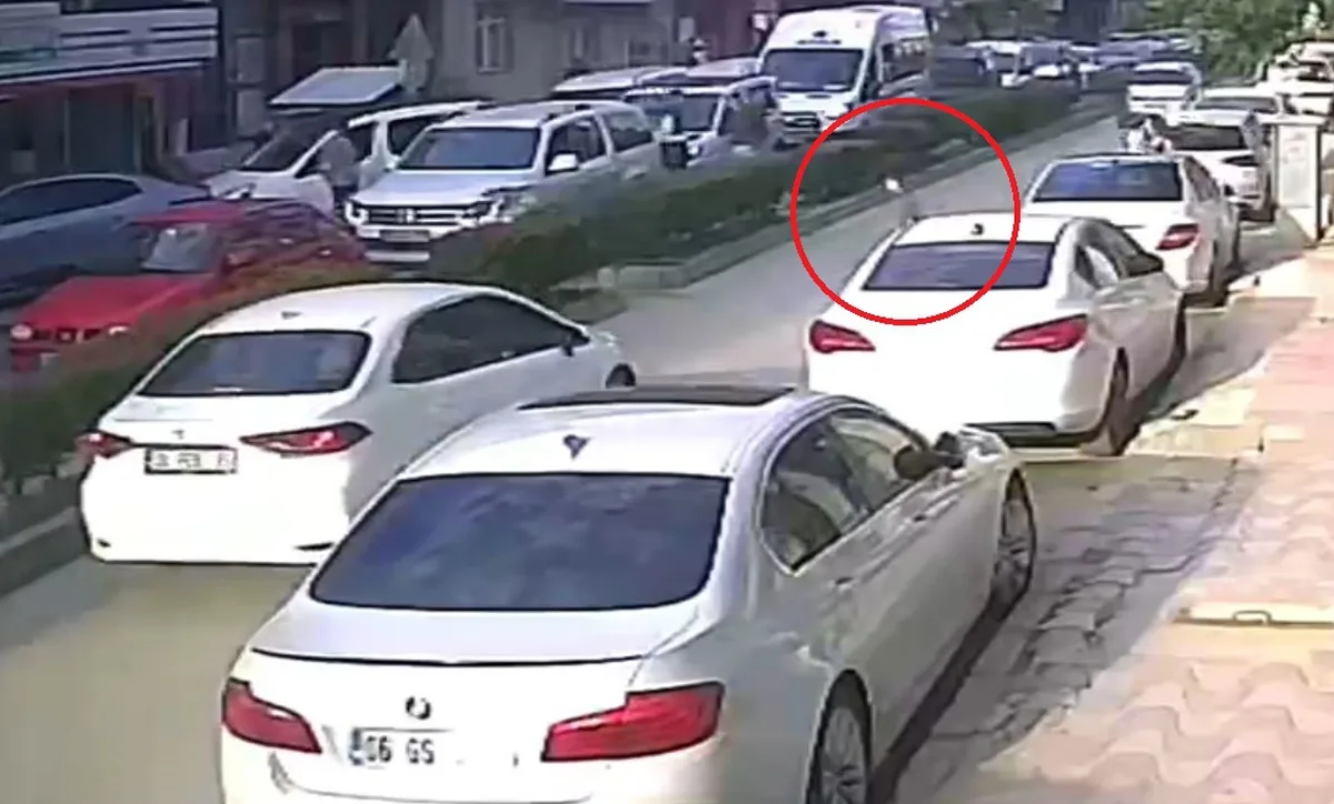 Polatlı'da çocuk yola çıkınca duran araçlardan birine arkadan gelen otomobil çarptı