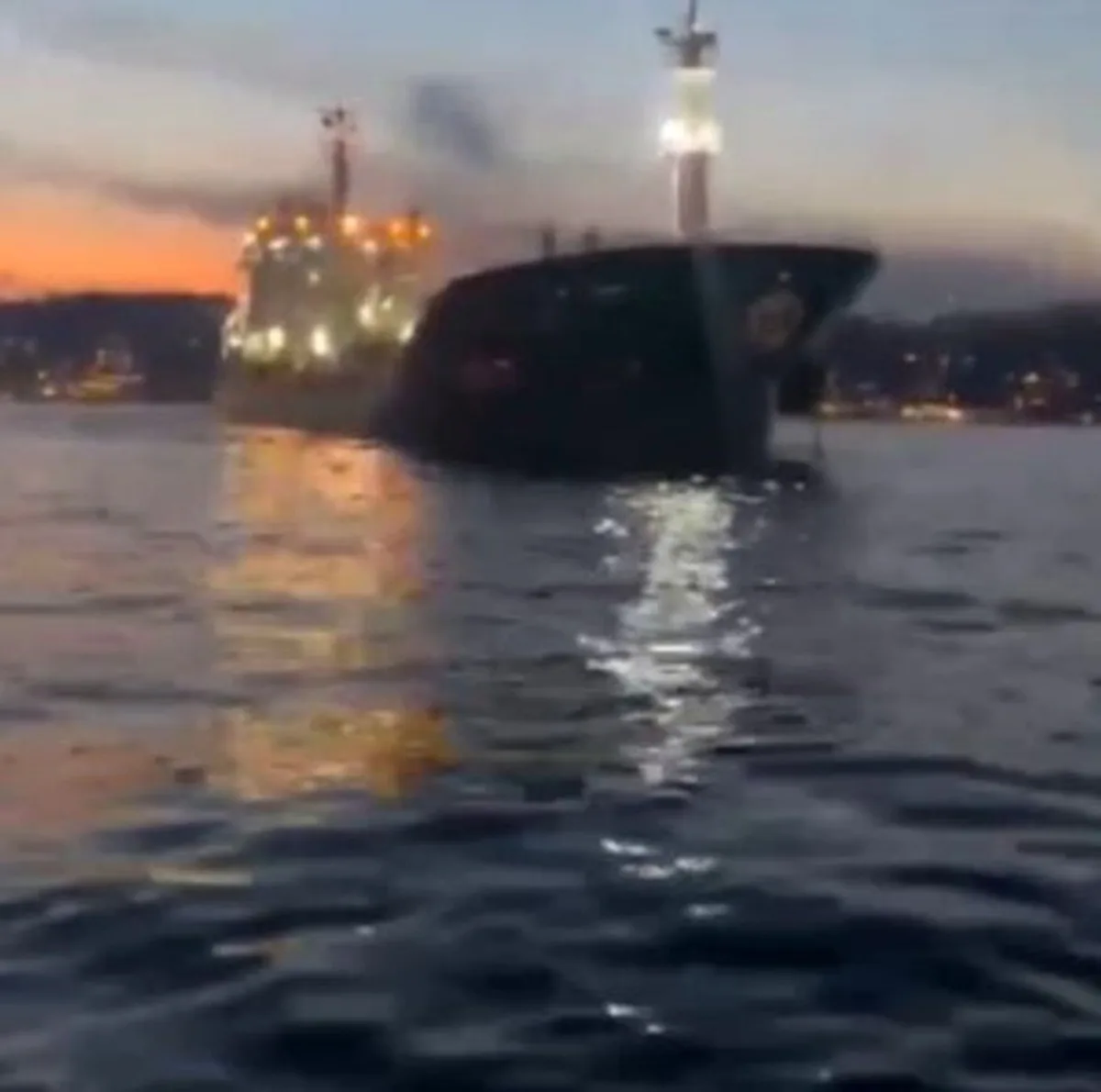 Kanlıca'da kıyıya sürüklenen Malta bayraklı kimyasal tanker demir atarak durdu