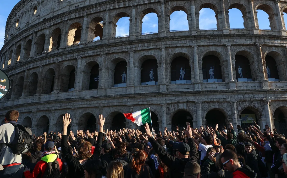 İtalya'da yaşam maliyeti ve silahlanma protestosunda Roma'da polis tazyikli su sıktı