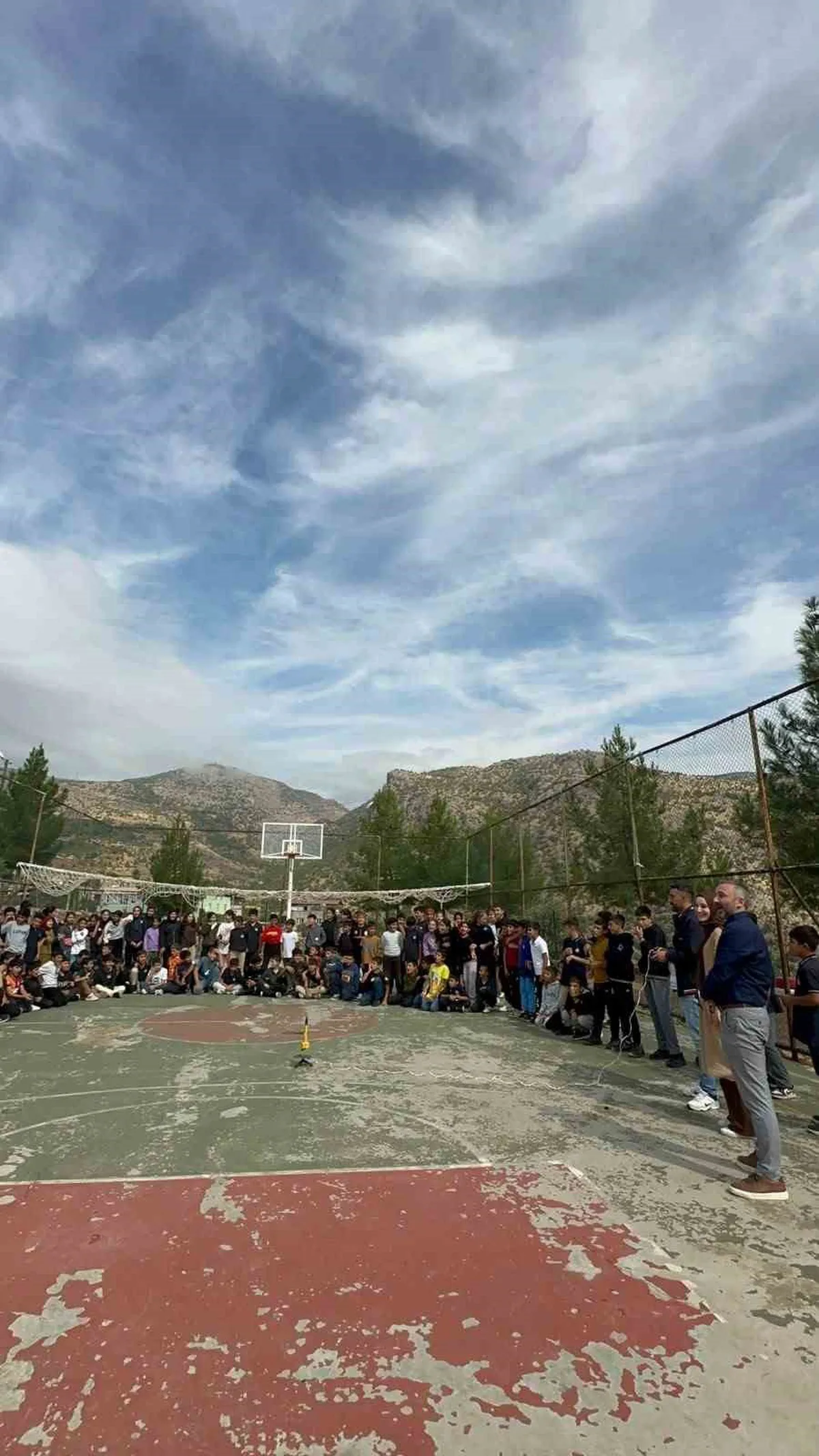 Siirt'te 7. sınıf öğrencileri su roketlerini okul bahçesinde fırlattı