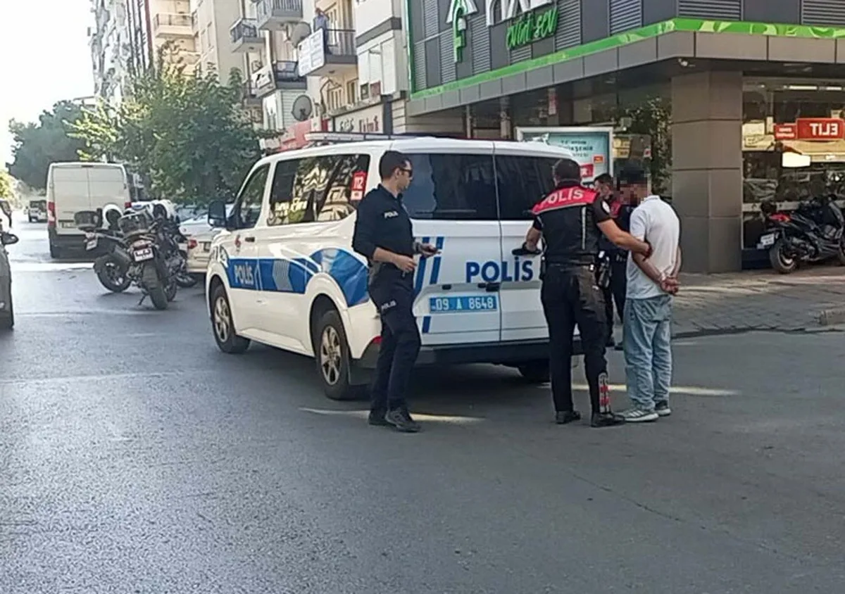 Aydın Nazilli'de polisten kaçan 2 torbacı, poşetteki uyuşturucuyla gözaltına alındı