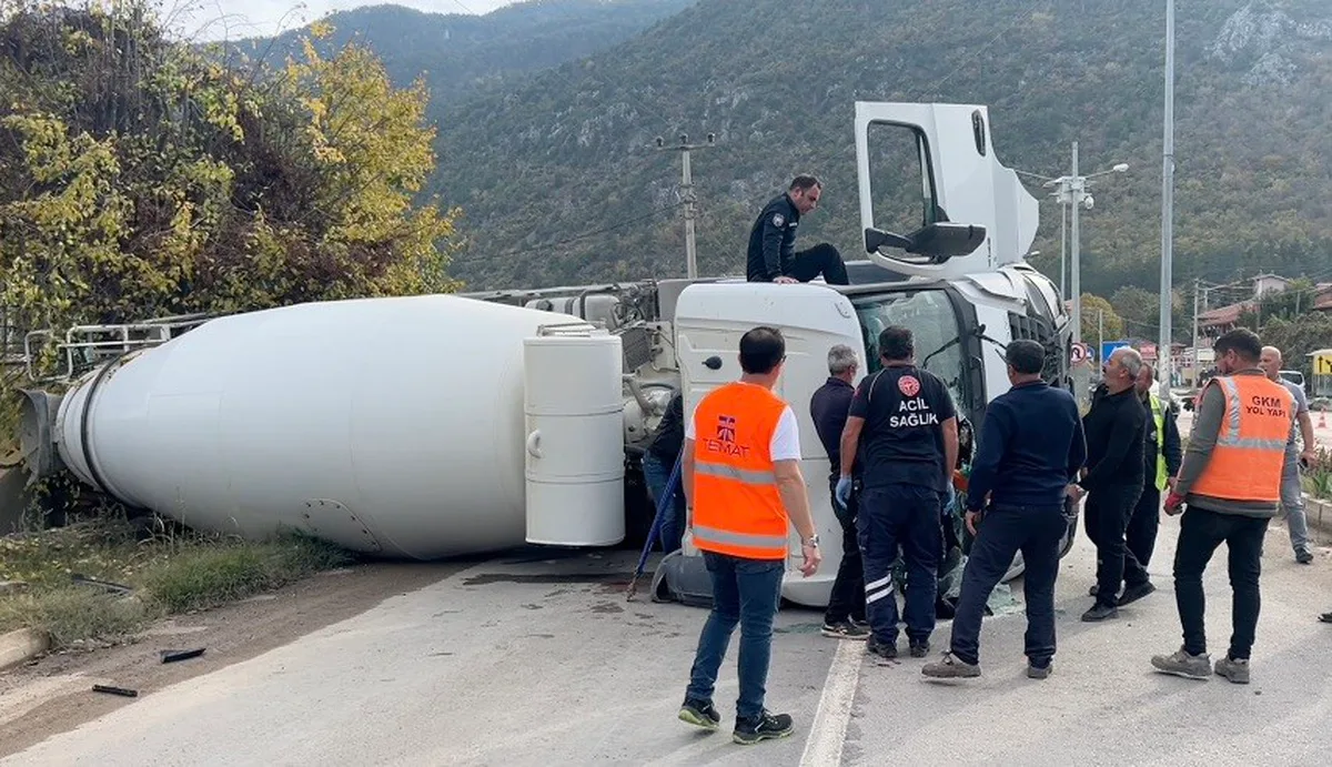 Çorum Laçin'de freni boşalan beton mikseri otomobile çarptı, 3 kişi yaralandı