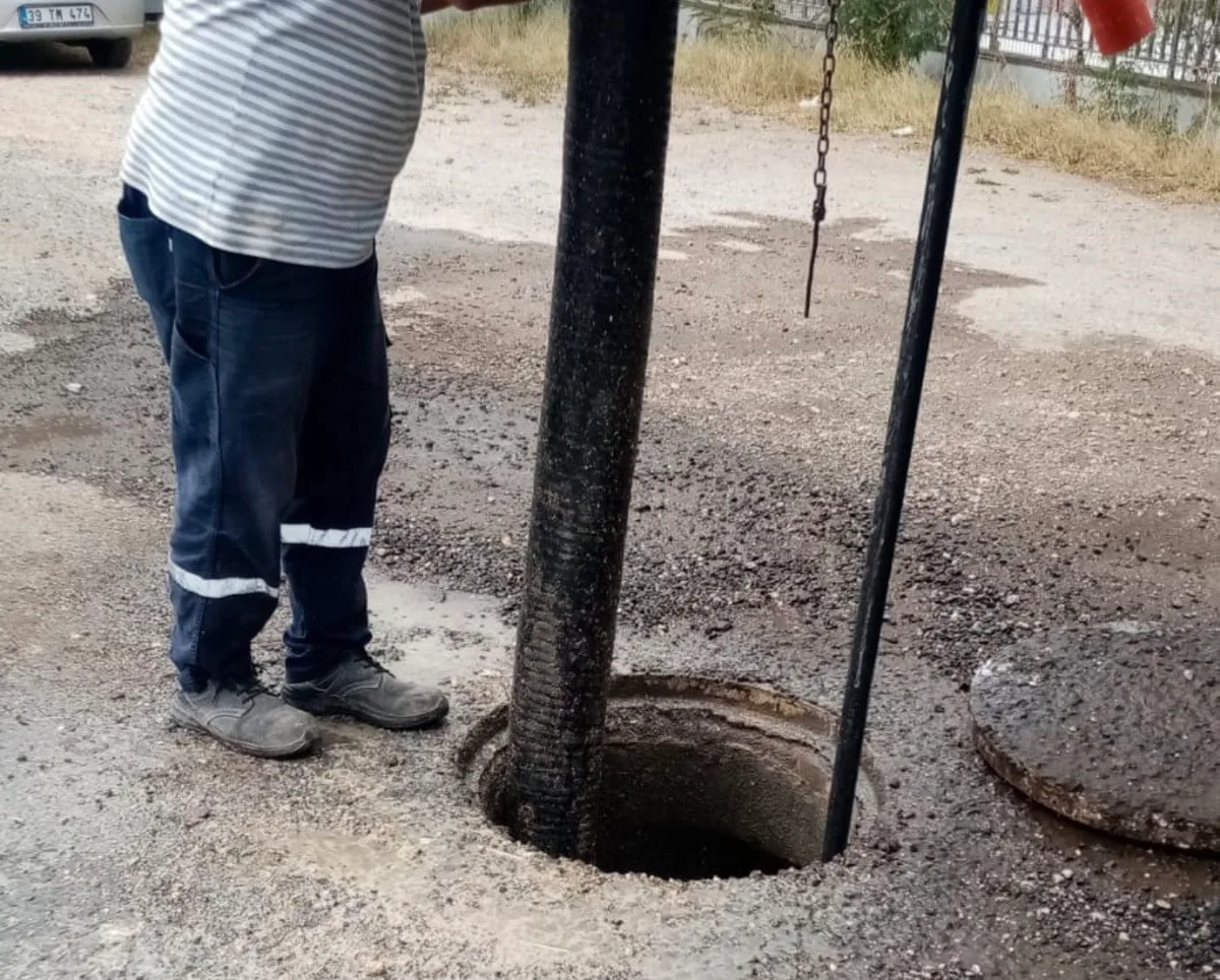 Lüleburgaz'da yağmur suyu temizliğinde hattan bavul ve ıslak mendil çıktı