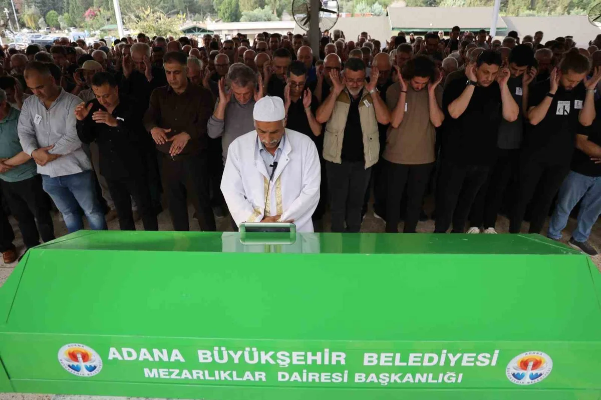 Ayvalık açıklarında tekne kazasında ölen Dr. Şahin Bingüllü Adana'da toprağa verildi