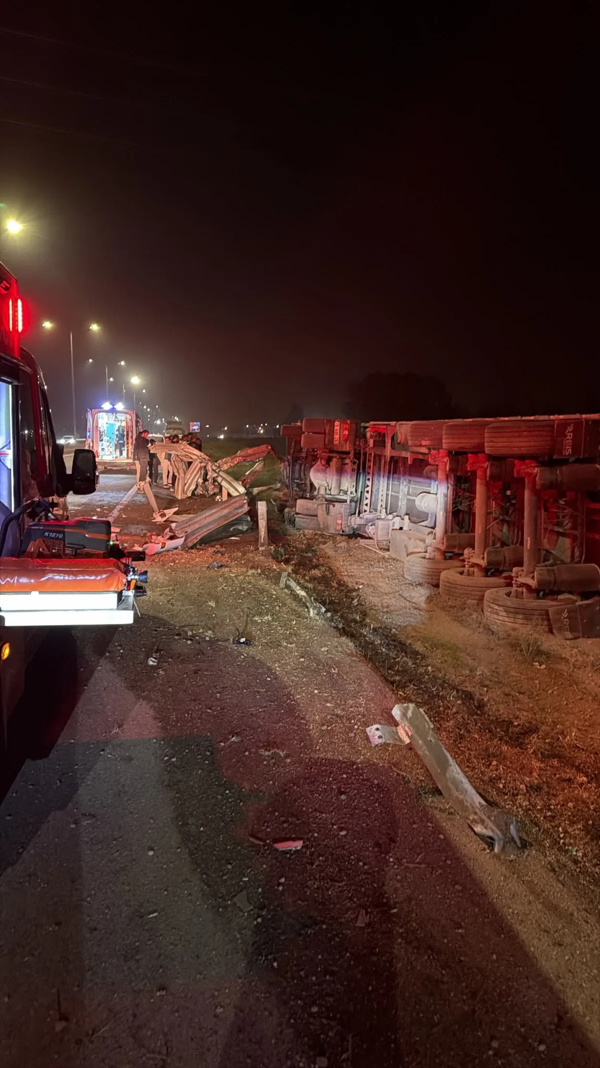 Doğubayazıt-Iğdır yolunda devrilen çimento tırında sıkışan sürücü yaralı kurtarıldı