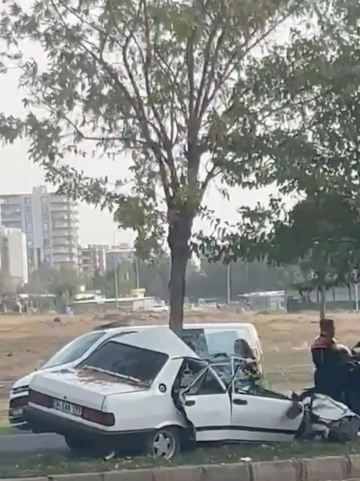 Siverek'te ağaca çarpan otomobil ikiye bölündü, kazada 3 kişi yaralandı