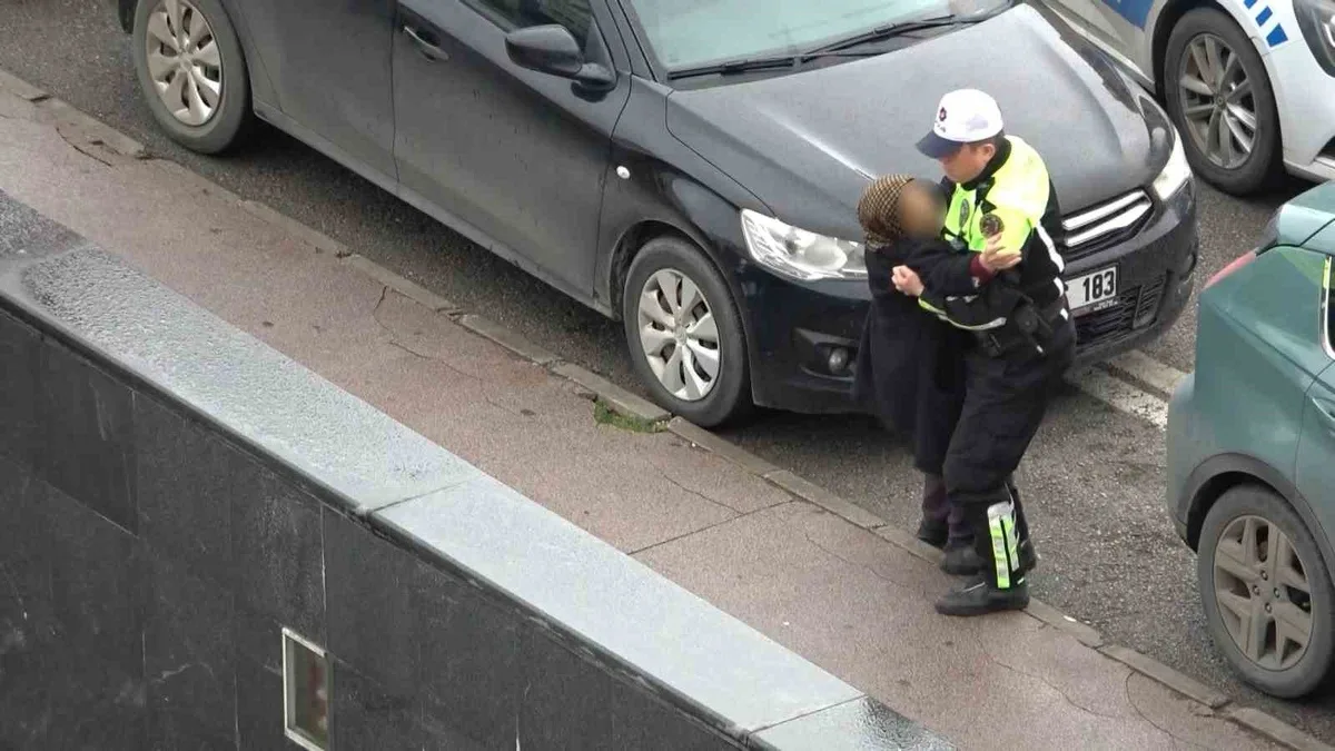 Samsun'da trafik polisi, kazada yaralanan kadını yeleğiyle yağmurdan korudu