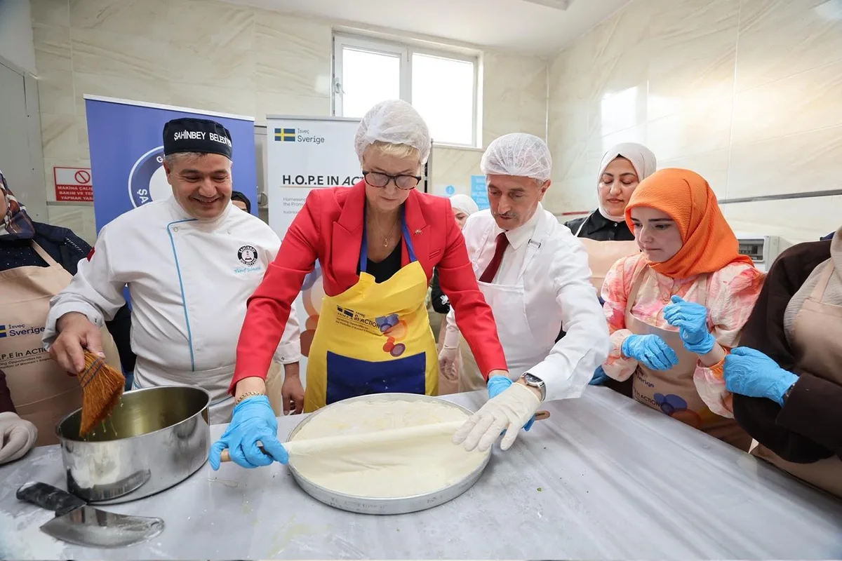İsveç'in Ankara Büyükelçisi Gaziantep’te baklava açtı! Şerbetini de kendi döktü