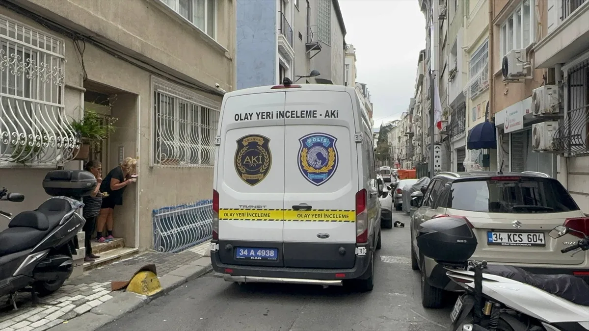 Şişli'de 7 katlı binanın en üst katından düşen Kazakistanlı kadın hayatını kaybetti