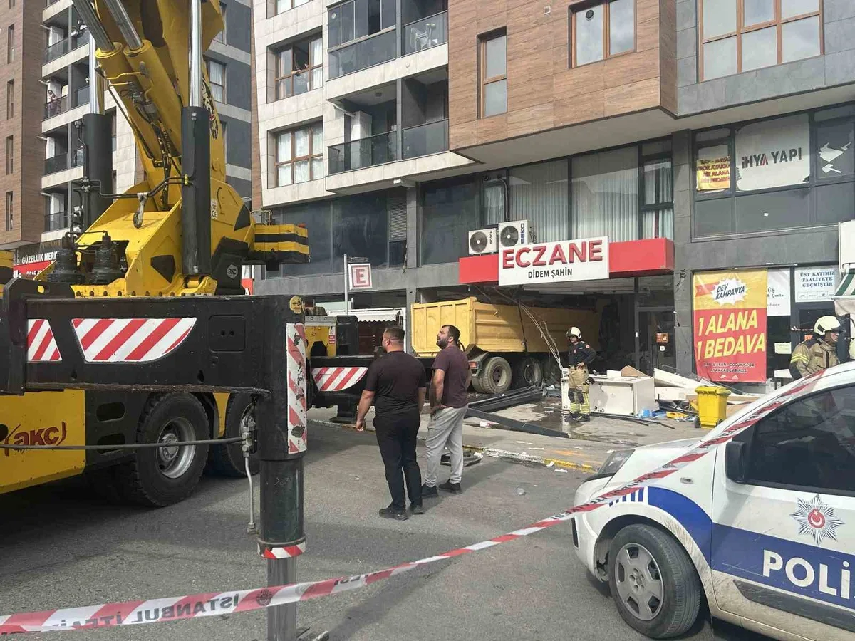 Pendik'te freni boşalan hafriyat kamyonu eczaneye dalınca 6 kişi yaralandı