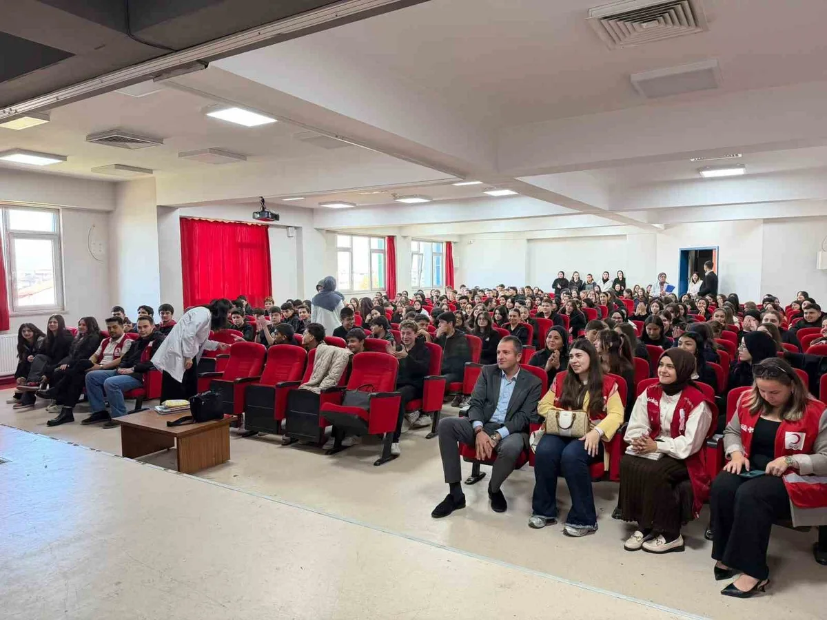 Düzce İbn-i Sina Lisesi'nde öğrencilere Kızılay ve ilk yardım eğitimi verildi