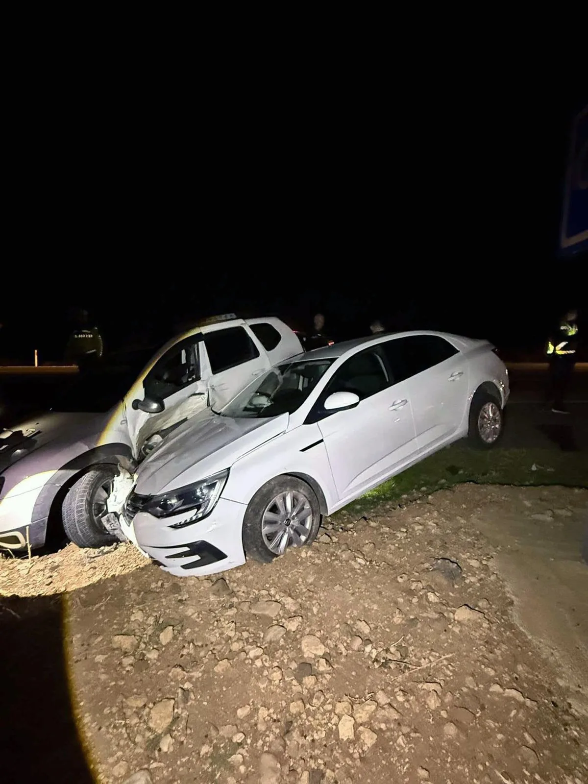 Mardin Derik'te iki otomobilin çarpışması sonucu 1'i bebek 6 kişi yaralandı