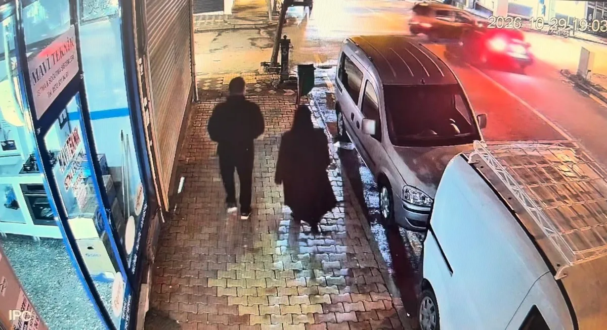 Adıyaman'ın Kahta ilçesinde 2 otomobil işyeri vitrinine çarptı, 2 kişi yaralandı