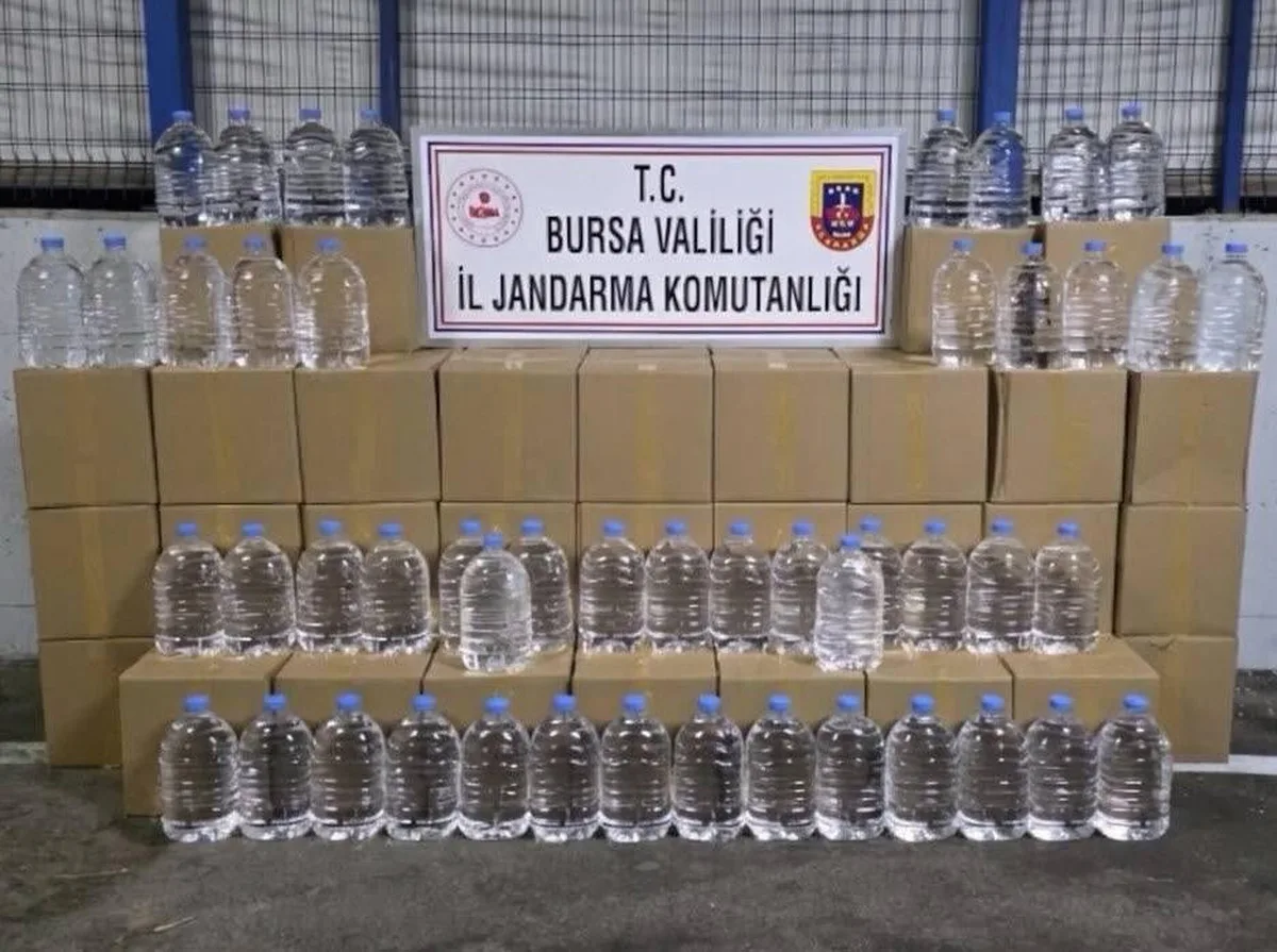Bursa'da jandarma operasyonunda bir araçta bin 260 litre etil alkol bulundu