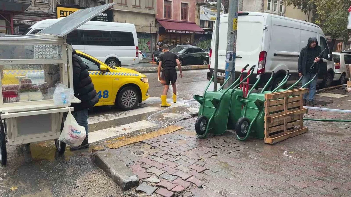 Beyoğlu Karaköy'de sağanak su baskınına neden oldu, esnaf rögar kapağını açtı