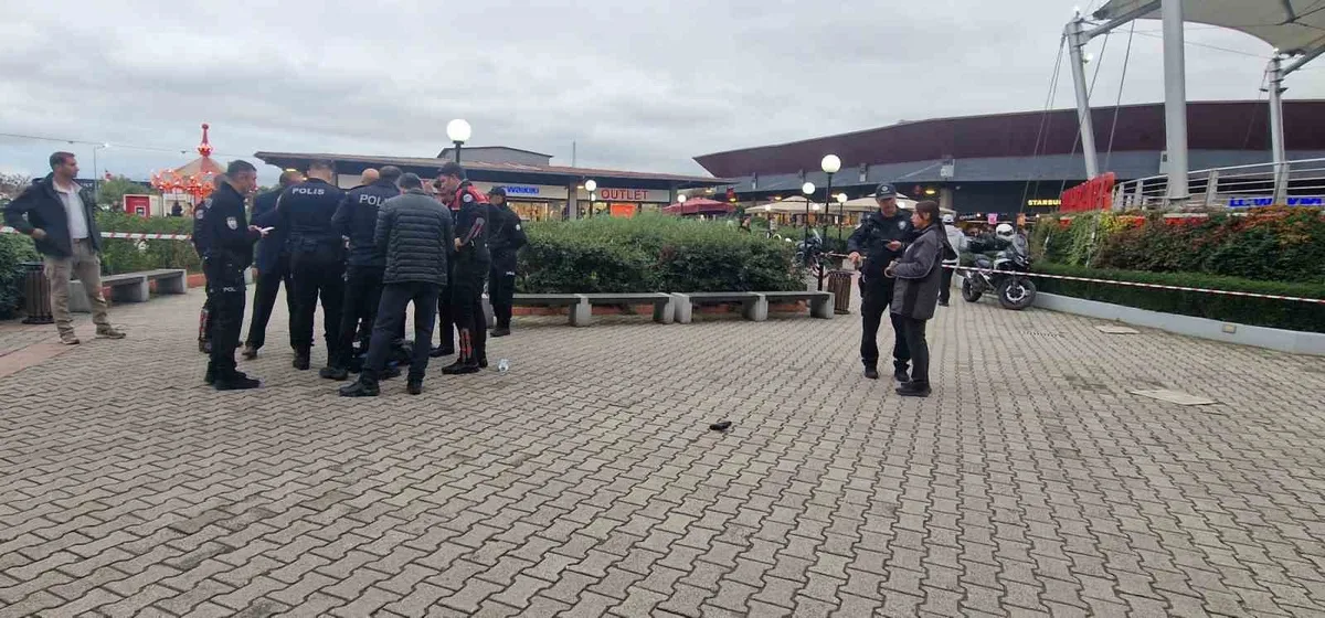Kocaeli İzmit'te Outlet Center AVM'de kendi silahı ateş alınca şahıs yaralandı