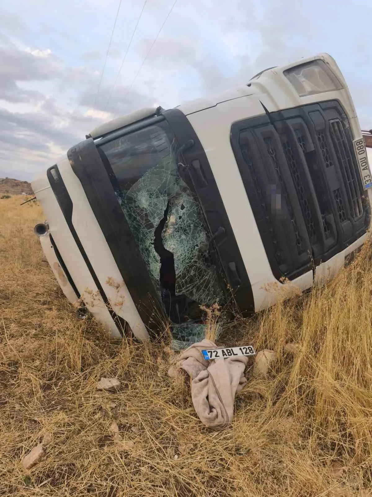 Siirt Kurtalan'da kontrolden çıkan kamyon devrildi, sürücü yaralandı