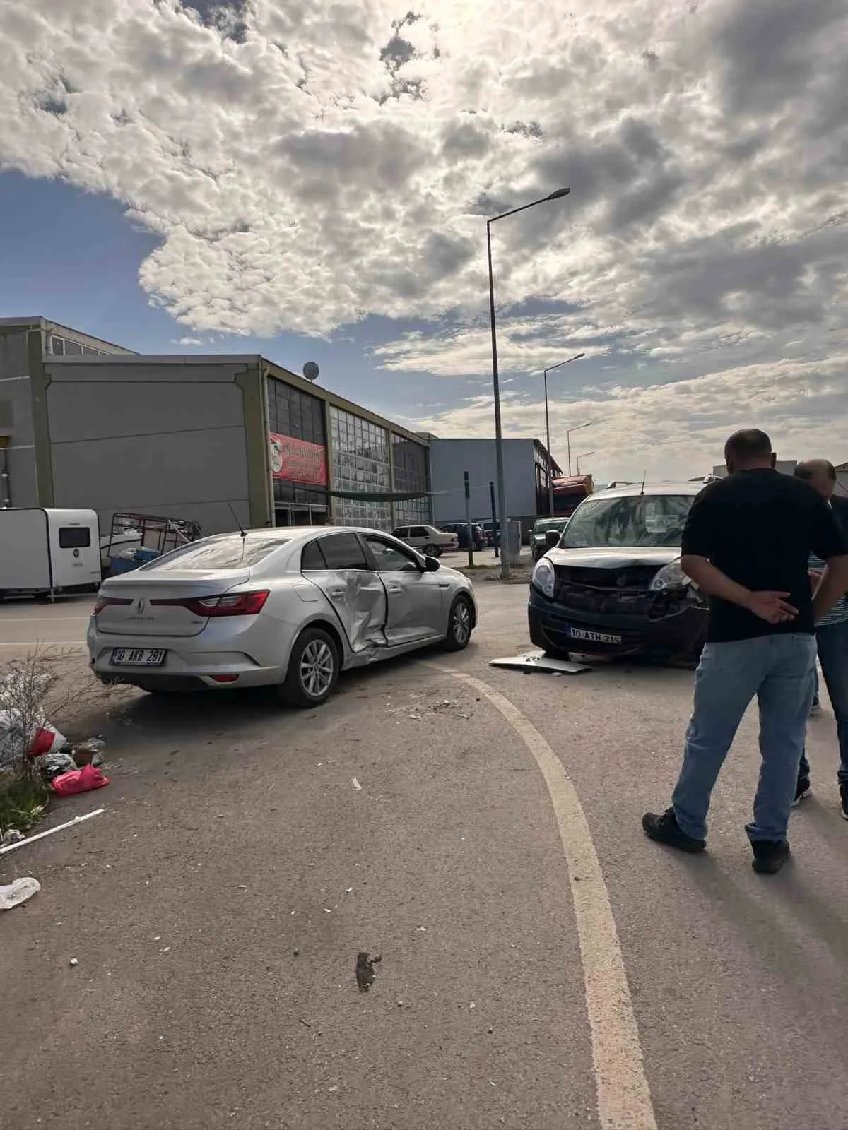 Gönen Sanayi Sitesi'nde iki otomobil çarpıştı, maddi hasarlı kaza anı kamerada
