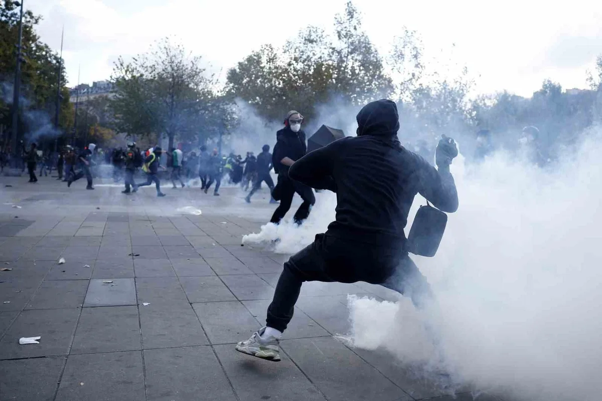 Macron sarı yeleklilerin ardından valilerin bazı gösterileri yasaklayabileceğini söyledi