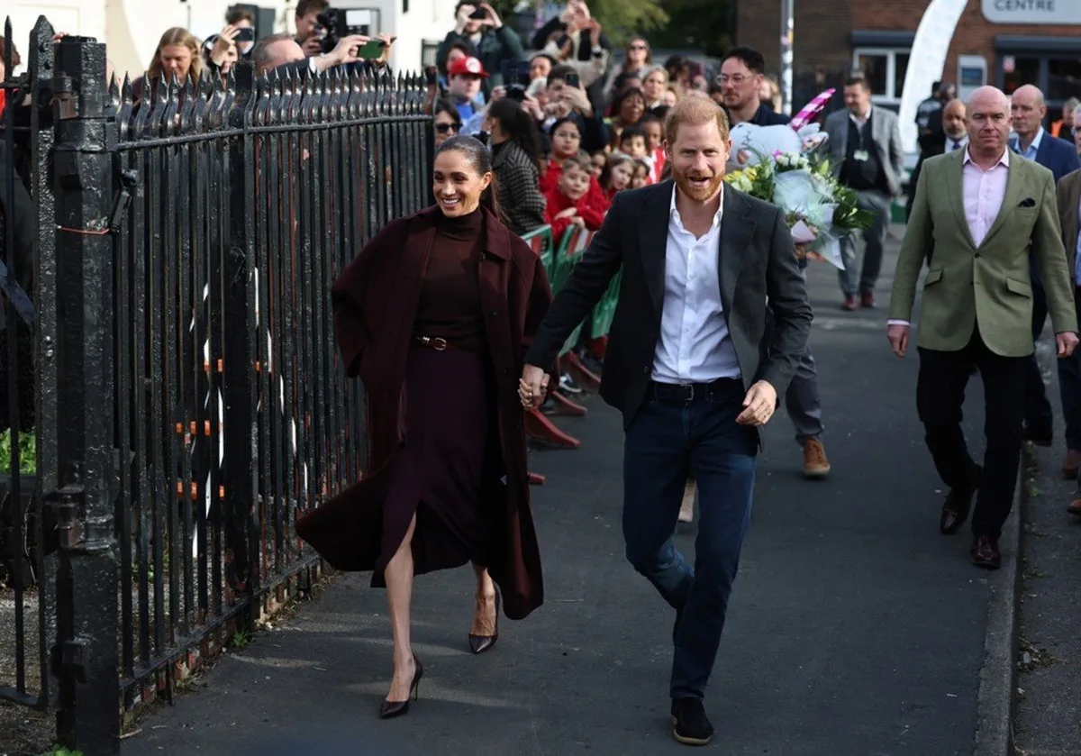 6 yıl sonra İngiltere'ye dönen Prens Harry ve Meghan, Nottingham'da halkla buluştu
