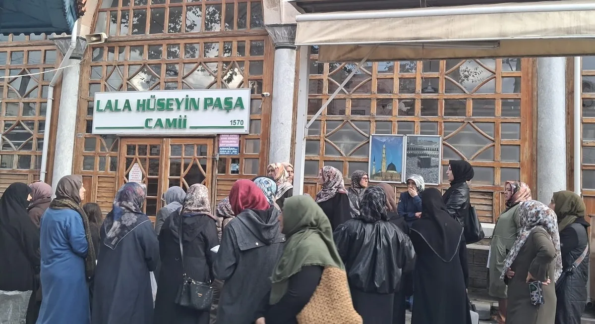 Kütahya Aile Derneği üyeleri kentin tarihi cami ve türbelerini ziyaret etti