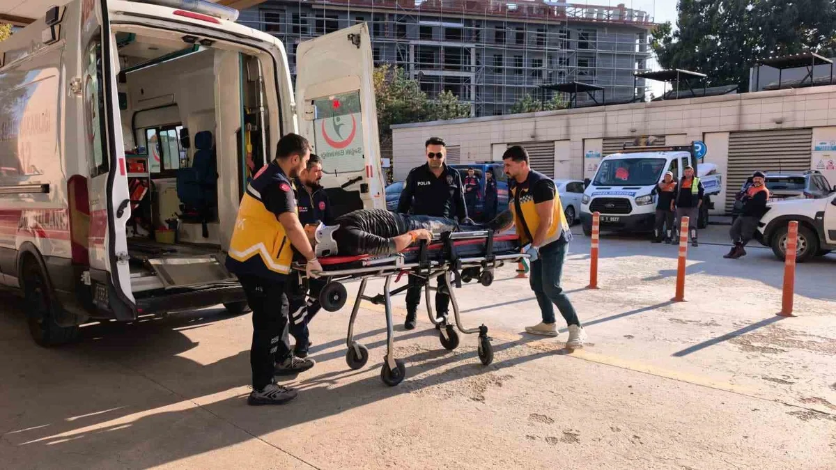 Bursa İnegöl'de ampul değiştirmek isteyen iş yeri sahibi 3 metreden düşüp yaralandı
