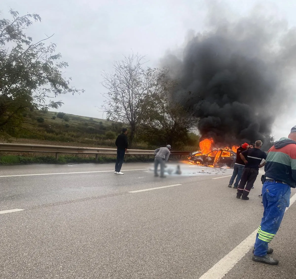 Balıkesir Bandırma'da alev alan otomobilde 2 kişi yaralandı, birinin durumu ağır