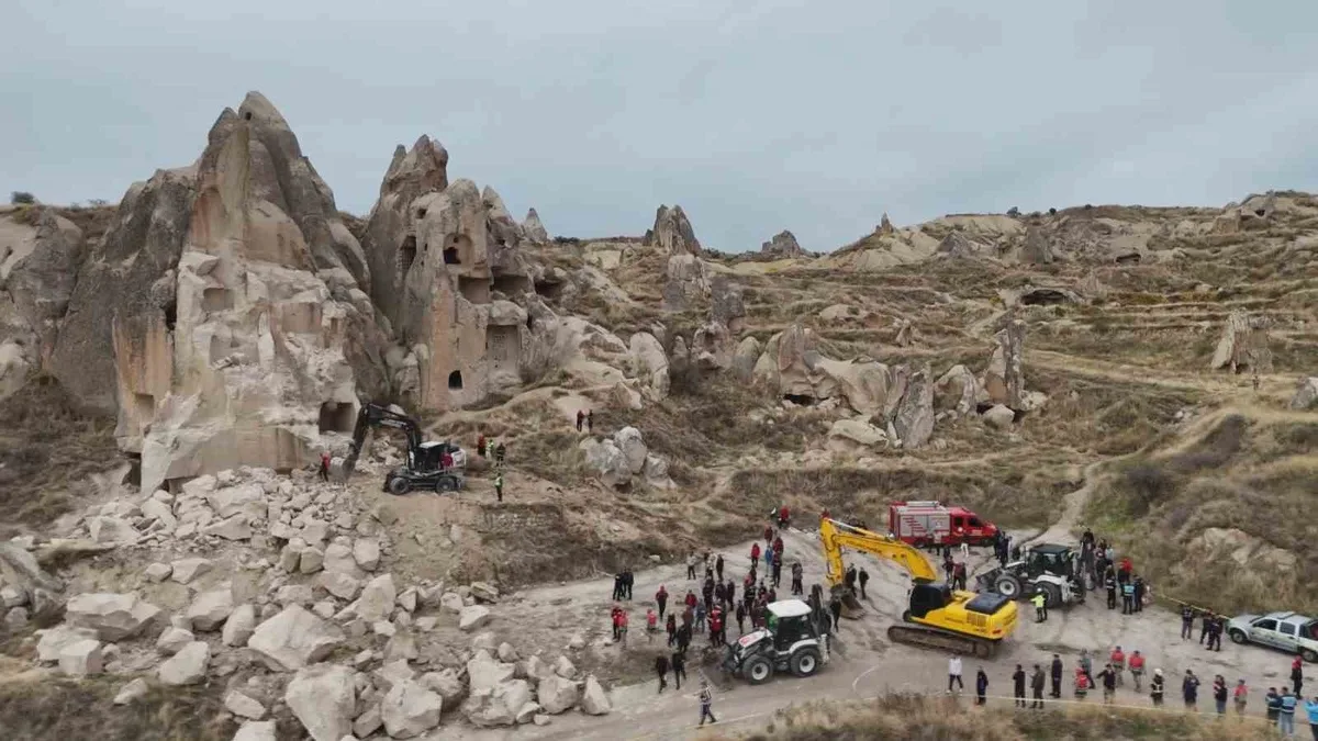 Nevşehir Göreme'de çöken peribacasında ilk bilgiye göre 2 kişi öldü, 1 kişi yaralandı