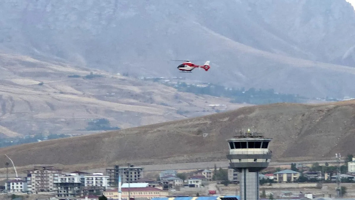 Hakkari Derecik'te entübe 3 yaşındaki çocuk helikopter ambulansla Van'a sevk edildi.