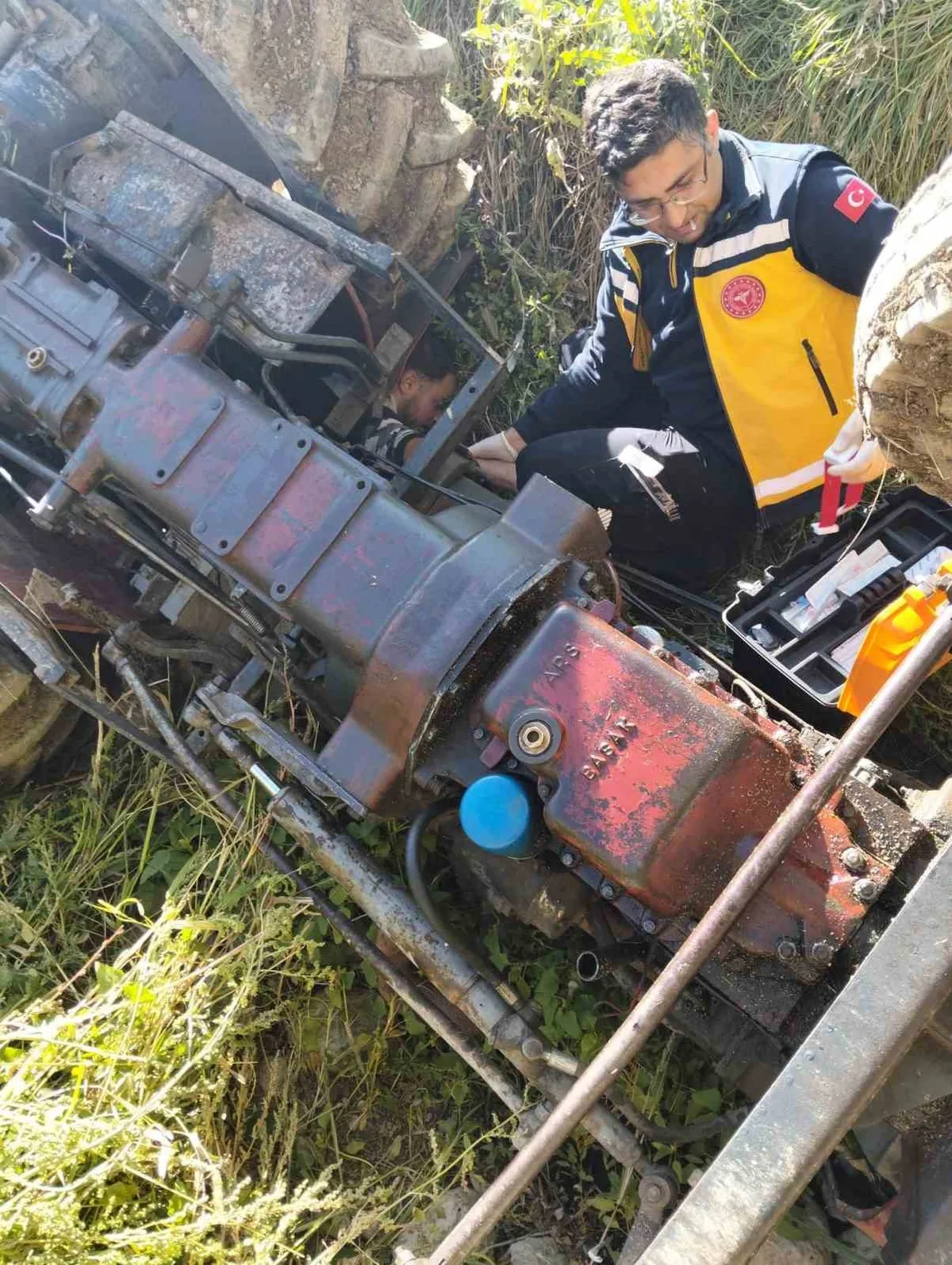Afyonkarahisar Şuhut'ta devrilen traktörde 3 kişi yaralandı, biri ağır yaralı