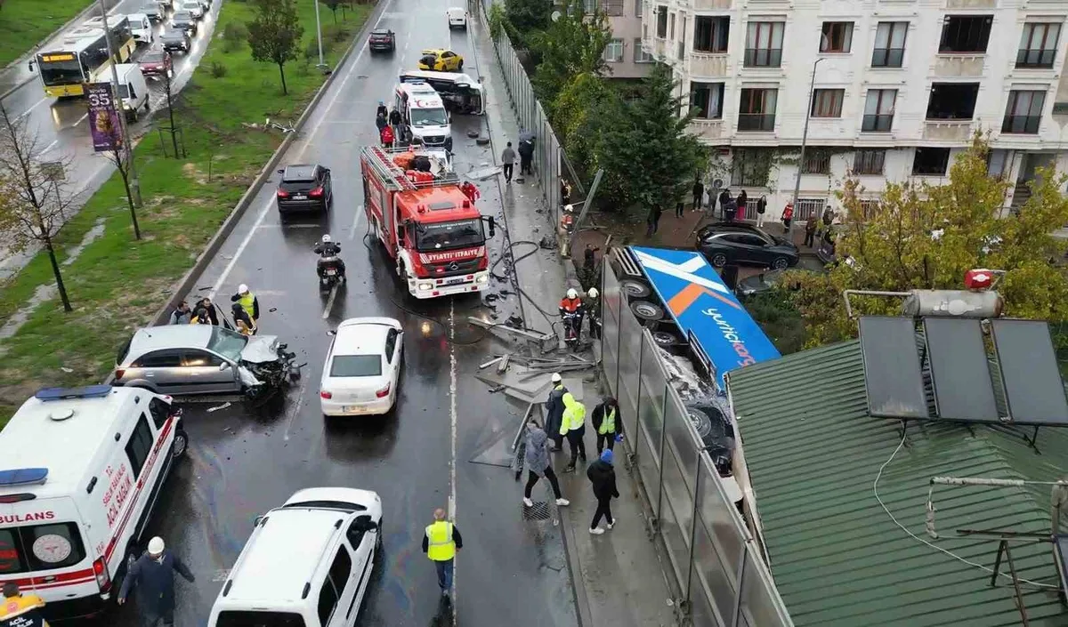 Sultangazi'de kargo tırı karşı şeride geçip iki araca çarptı, 3 kişi yaralandı