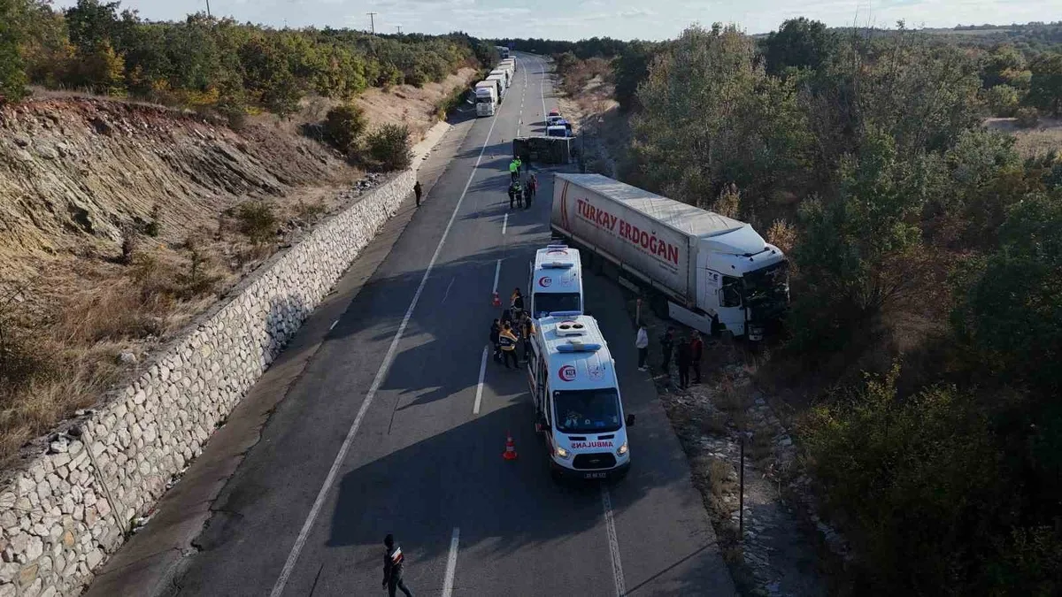 Edirne'de Hamzabeyli Sınır Kapısı yolunda tır ile kamyonet çarpıştı, 4 kişi yaralandı