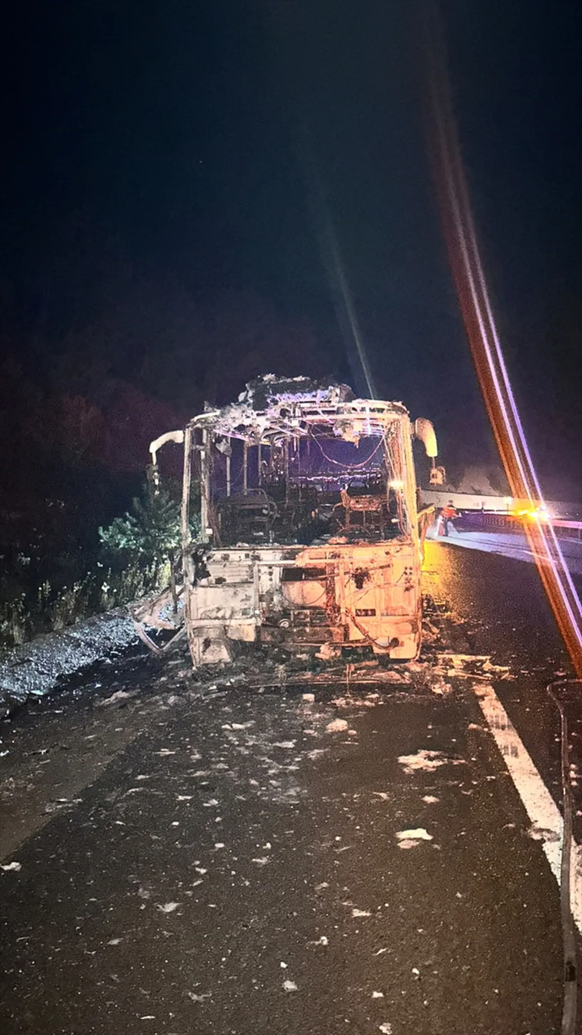 Bolu Yeniçağa'da kara yolunda alev alan midibüsteki yangın itfaiyece söndürüldü