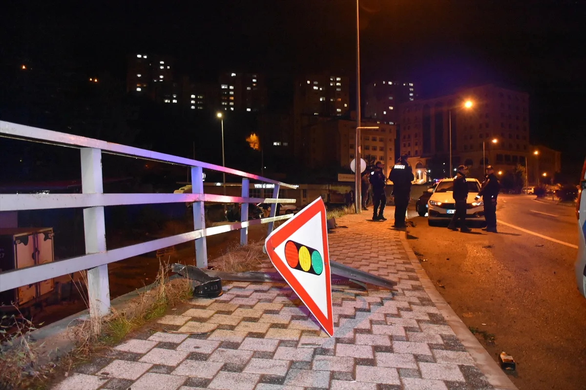 Gümüşhane'de karşı şeride geçen otomobil yayaya çarpıp devrildi, 4 kişi yaralandı