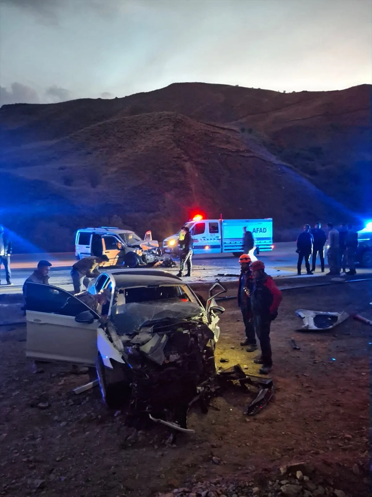 Hakkari Yüksekova'da otomobil hafif ticari araçla çarpıştı, 1'i ağır 6 kişi yaralandı
