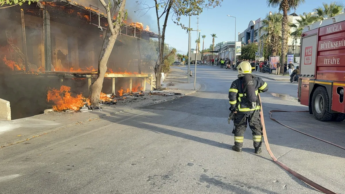 Bodrum'da tadilattaki iş yerinde yangın depoya sıçradığı sanılıyor, 1 saatte söndürüldü