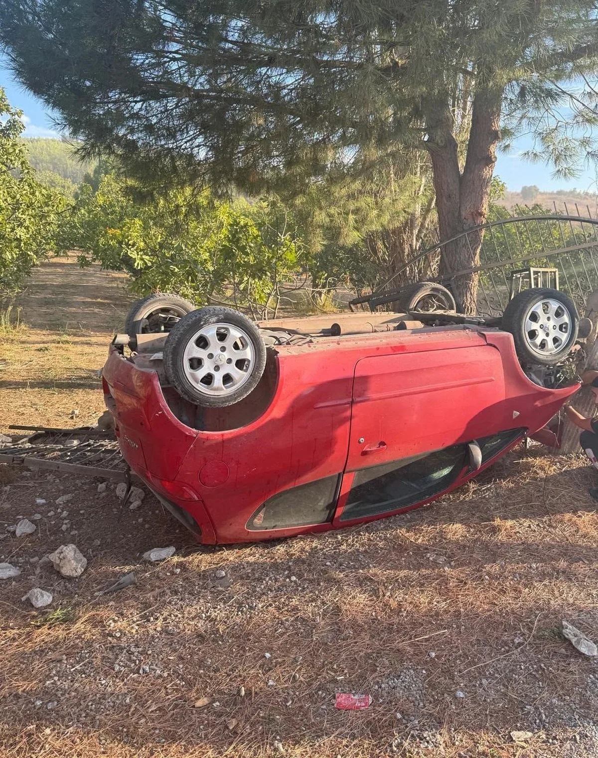 Kuşadası'nda mıcır nedeniyle kontrolden çıkan otomobil takla attı, sürücü yaralandı