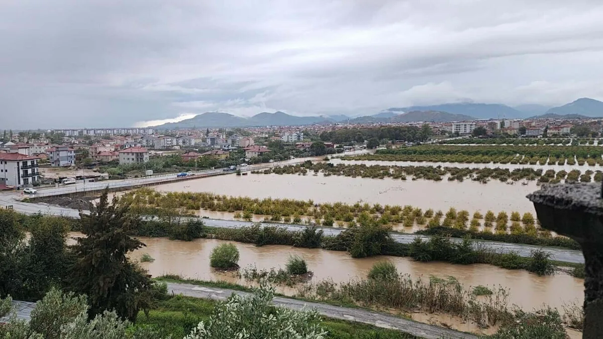 Dalaman'da sağanakta Tersakan Çayı taştı, eski Fethiye yolu trafiğe kapandı