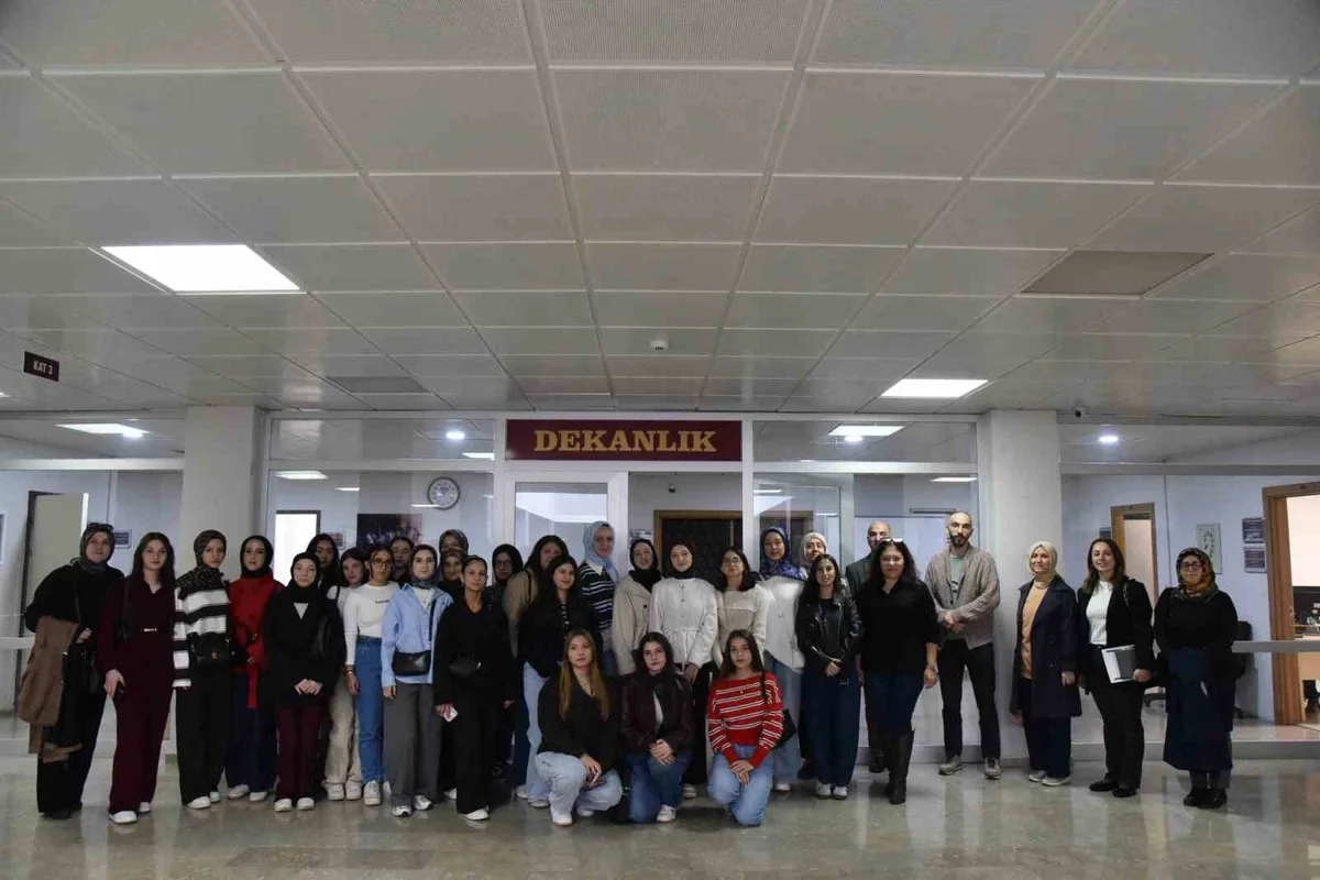 Hendek'ten gelen lise öğrencileri Düzce Üniversitesi'nde özel eğitimi tanıdı