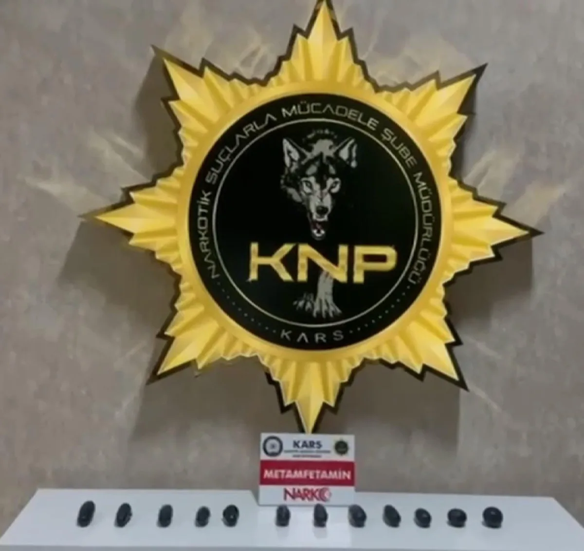 Kars'ta otobüste 307,94 gram metamfetaminle 2 İran uyruklu şüpheli tutuklandı