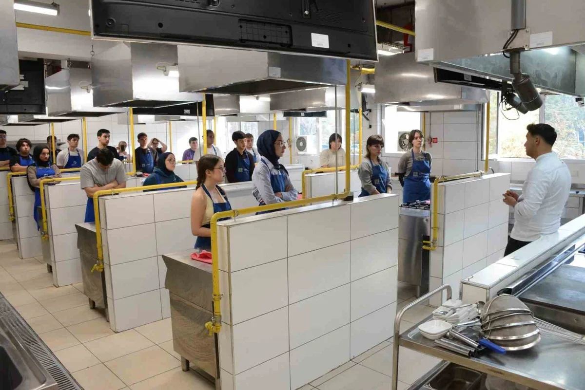Anadolu Üniversitesi Gastronomi Kulübü, Turizm Fakültesi'nde pizza atölyesi düzenledi