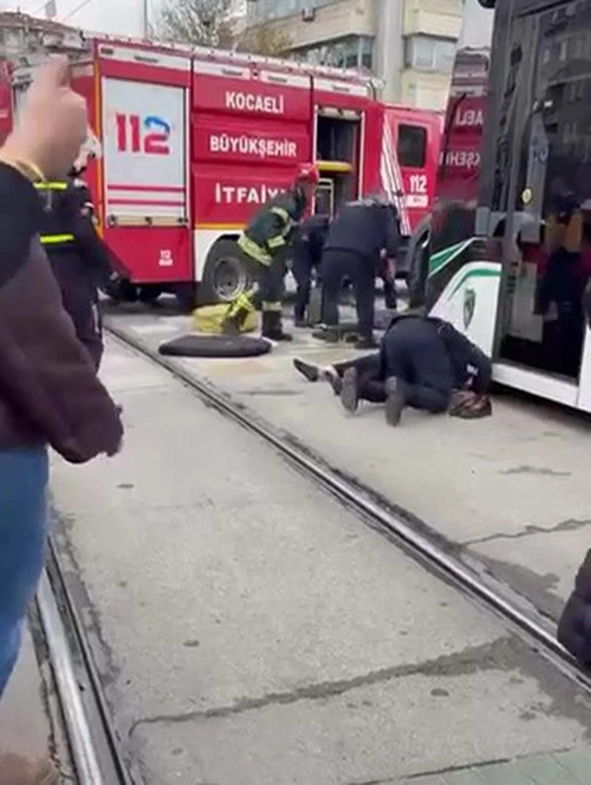 Kocaeli İzmit'te tramvayın çarptığı iki yaya yaralandı, birinin durumu ağır