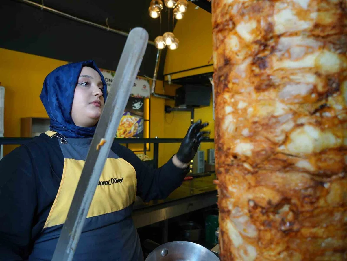 Gaziantep'te 20 yaşındaki genç kız, komi olarak başladığı işte döner ustası oldu