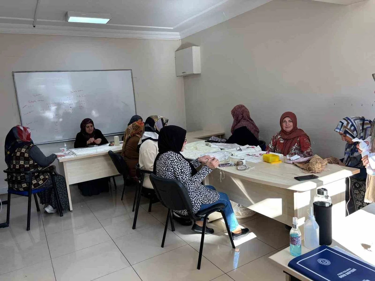 Tercan Halk Eğitim Merkezi'nde 112 kursiyer kurslara devam ediyor