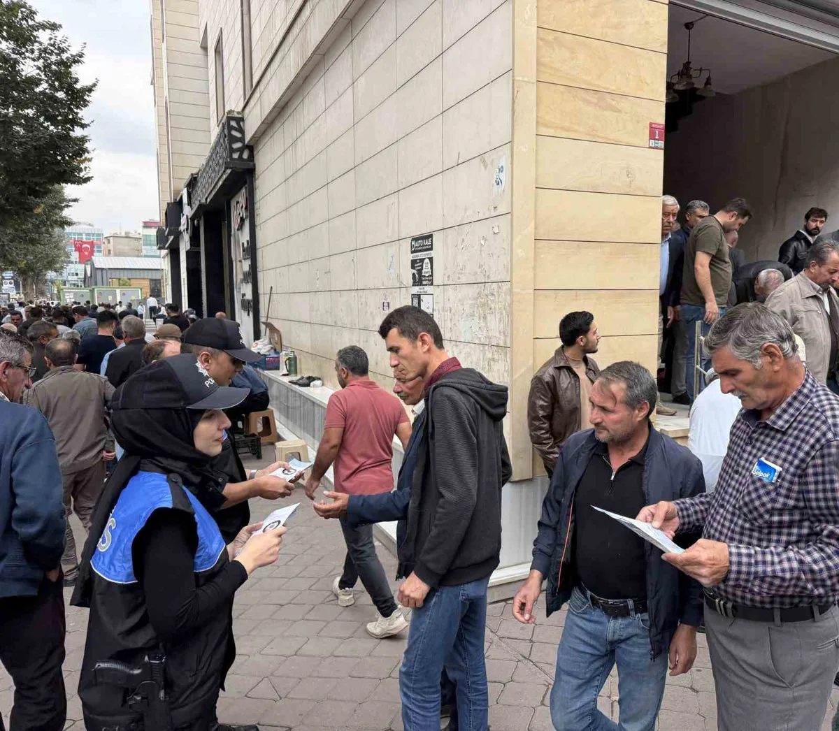 Iğdır'da polis, cuma namazı çıkışında dolandırıcılığa karşı broşür dağıttı