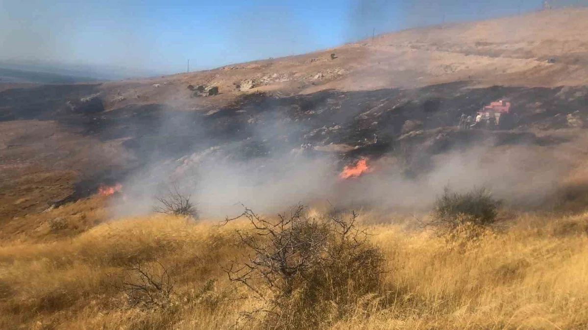 Çanakkale Bozcaada’da otluk yangını trafodan çıktı, kontrol altına alındı