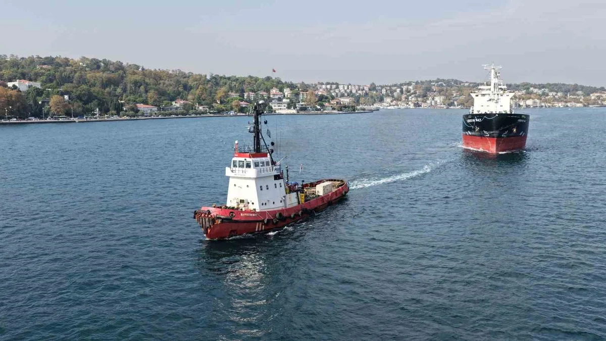 Karadeniz'de saldırıya uğrayan iki gemi İstanbul Boğazı'ndan Yalova'ya sevk edildi