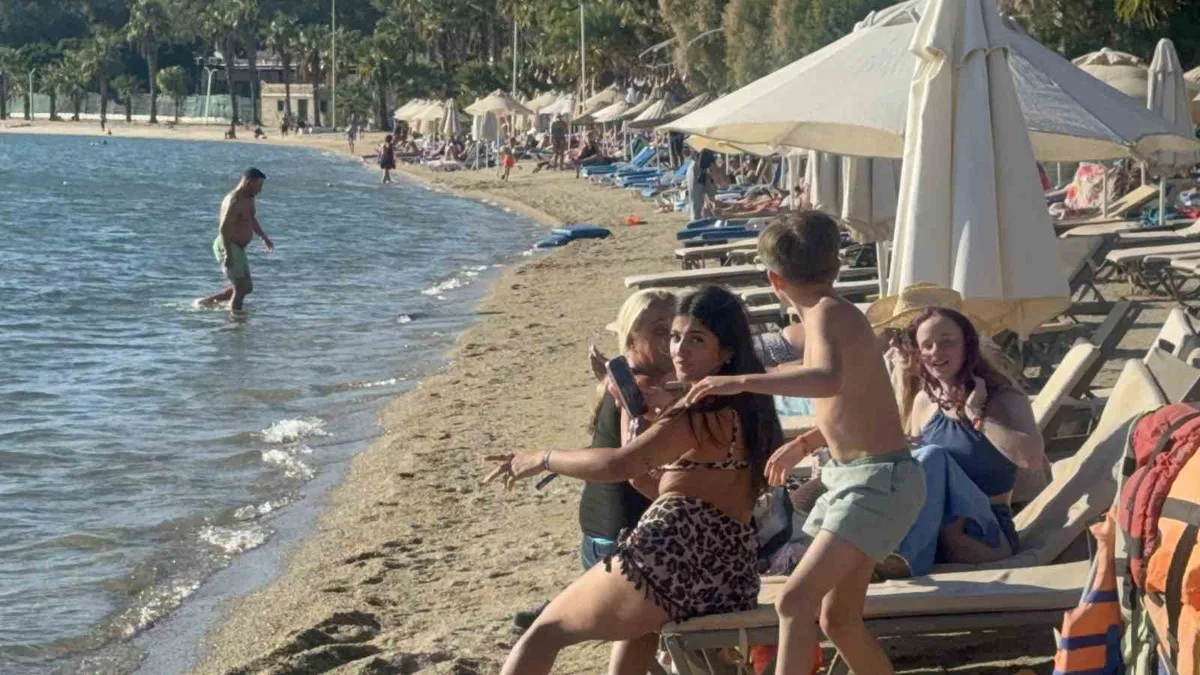 Bodrum'da hava 32 dereceyi görünce turistler sahillerde denize girdi