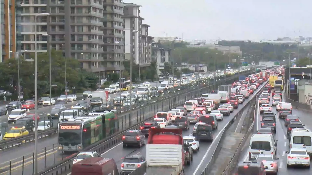 İstanbul'da akşam saatlerinde trafik yoğunluğu yağışla yüzde 89'a ulaştı